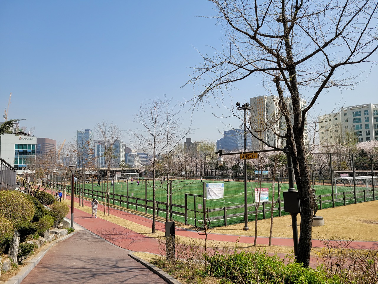 气氛吸引着 气氛吸引着